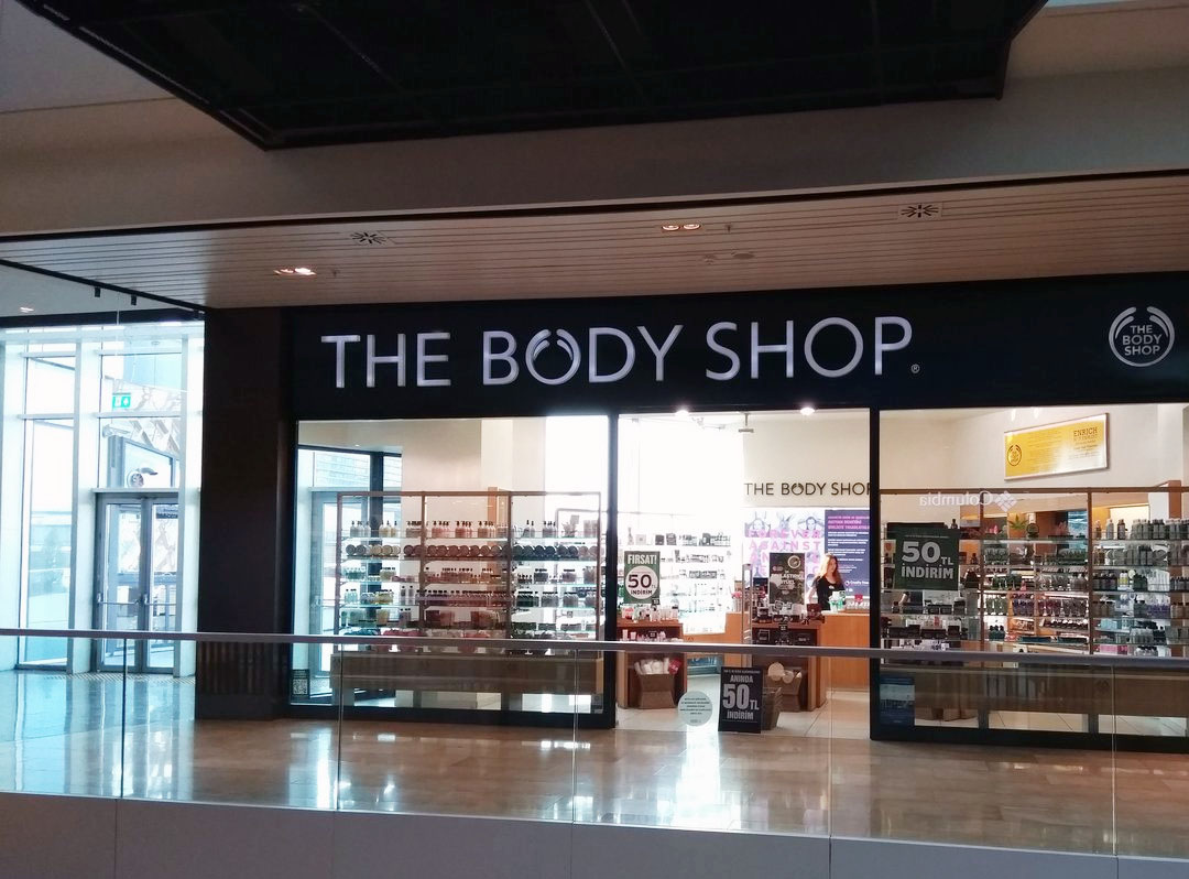 Body store. Body shop магазины в Москве. Body shop Баку. The body shop мега. The body shop организация.